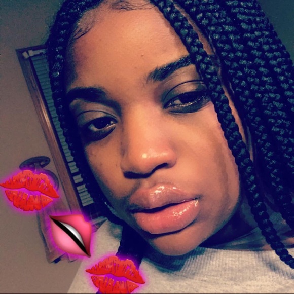 Meet your Posher, Crystal. - Picture 2 of 5